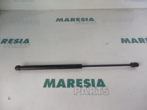 Używane Zestaw amortyzatorów gazowych tylnej klapy Citroen C2 (JM) 1.6 16V VTR Cena € 25,00 Procedura marży oferowane przez Maresia Parts