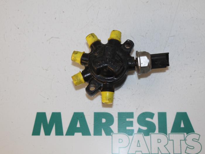 Gebrauchte Einspritzdüse (Einspritzer) Renault Megane II Grandtour (KM) 1.5 dCi 100 Preis € 50,00 Margenregelung angeboten von Maresia Parts