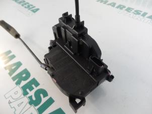 Used Front door lock mechanism 4-door, right Renault Scénic III (JZ) 1.4 16V TCe 130 Price € 40,00 Margin scheme offered by Maresia Parts