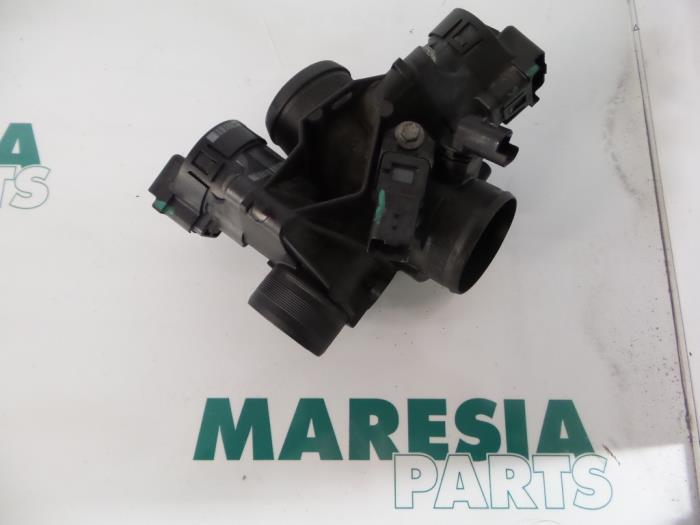 Throttle body from a Citroën C5 III Berline (RD) 1.6 HDiF 16V 2008