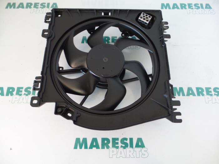Begagnade Fläktmotor Renault Clio III (BR/CR) 1.5 dCi 70 Pris € 39,95 Marginaltabell erbjuds av Maresia Parts