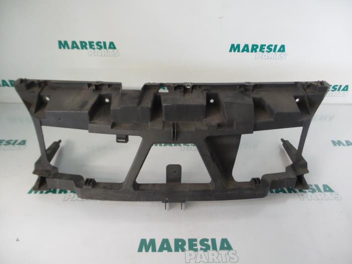 Begagnade Front Renault Scénic II (JM) 2.0 16V Pris € 25,00 Marginaltabell erbjuds av Maresia Parts