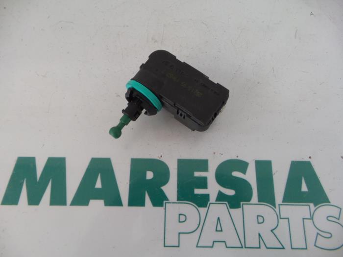 Używane Silnik reflektora Fiat Punto II (188) 1.2 60 S 3-Drs. Cena € 20,00 Procedura marży oferowane przez Maresia Parts