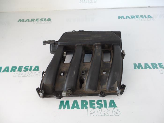 Usados Colector de admisión Renault Scénic I (JA) 1.6 16V Precio € 40,00 Norma de margen ofrecido por Maresia Parts