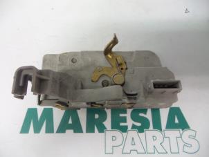 Używane Mechanizm blokady drzwi prawych tylnych wersja 4-drzwiowa Peugeot 307 SW (3H) 1.6 16V Cena € 25,00 Procedura marży oferowane przez Maresia Parts