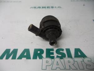 Used Water pump Renault Grand Scénic III (JZ) 1.4 16V TCe 130 Price € 25,00 Margin scheme offered by Maresia Parts