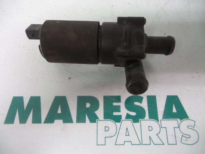 Water pump from a Renault Vel Satis (BJ) 2.0 16V Turbo 2002