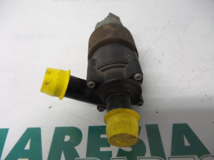 Water pump from a Renault Vel Satis (BJ) 2.0 16V Turbo 2006