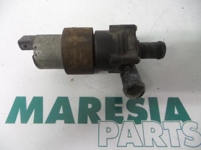 Water pump from a Renault Espace (JK) 2.0 Turbo 16V Grand Espace 2006