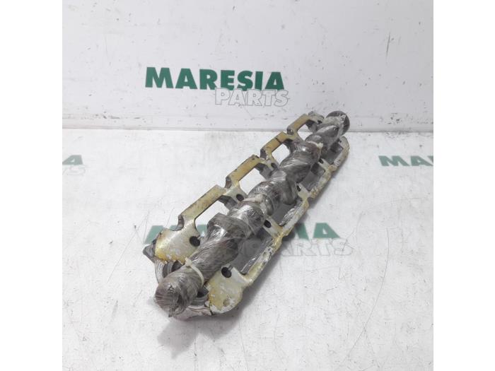 Camshaft from a Renault Megane II Grandtour (KM) 1.9 dCi 130 2006