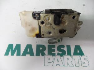Usagé Serrure portière mécanique 4portes avant droite Fiat Punto II (188) 1.2 60 S Prix € 25,00 Règlement à la marge proposé par Maresia Parts