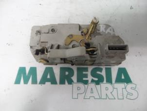 Used Rear door mechanism 4-door, right Peugeot 206 SW (2E/K) 1.4 HDi Price € 25,00 Margin scheme offered by Maresia Parts