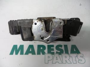 Used Door lock mechanism 4-door, front left Fiat Stilo (192A/B) 1.4 16V Price € 25,00 Margin scheme offered by Maresia Parts