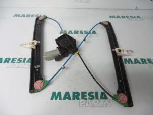 Usagé Lève vitre électrique avant droit Fiat Stilo (192A/B) 1.4 16V Prix € 30,00 Règlement à la marge proposé par Maresia Parts