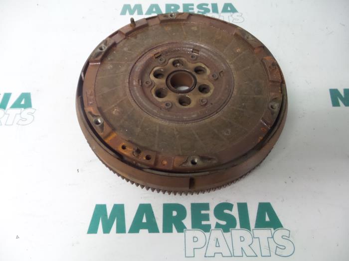 Flywheel from a Peugeot 407 SW (6E) 1.6 HDiF 16V 2005