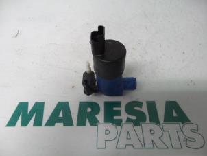 Used Windscreen washer pump Renault Captur (2R) 0.9 Energy TCE 12V Price € 10,00 Margin scheme offered by Maresia Parts