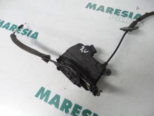 Gebrauchte Türschlossmechanik 4-türig rechts vorne Renault Captur (2R) 0.9 Energy TCE 12V Preis € 65,00 Margenregelung angeboten von Maresia Parts