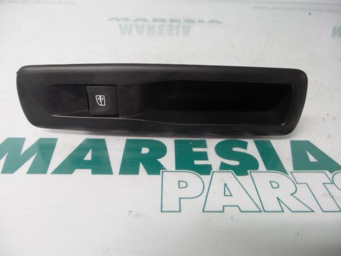 Usados Interruptor combinado de ventanillas Renault Scénic III (JZ) 1.4 16V TCe 130 Precio € 35,00 Norma de margen ofrecido por Maresia Parts