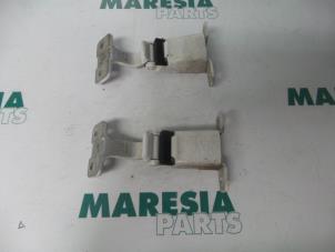 Used Tailgate hinge Renault Kangoo Express (FW) 1.5 dCi 105 FAP Price € 40,00 Margin scheme offered by Maresia Parts