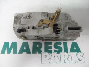 Used Rear door mechanism 4-door, right Peugeot 206 SW (2E/K) 1.6 16V Price € 25,00 Margin scheme offered by Maresia Parts