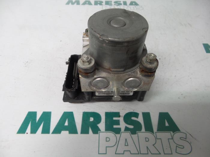 Używane Pompa ABS Renault Clio II (BB/CB) 1.6 16V Cena € 50,00 Procedura marży oferowane przez Maresia Parts