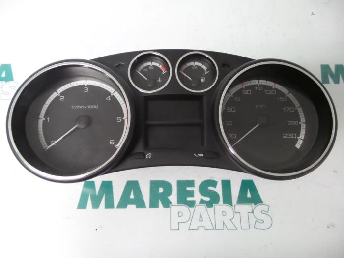 Instrument panel from a Peugeot 308 SW (4E/H) 1.6 HDi 16V FAP 2012