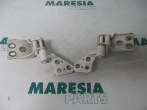 Used Tailgate hinge Peugeot Partner (GC/GF/GG/GJ/GK) 1.6 HDI 90 Price € 48,40 Inclusive VAT offered by Maresia Parts