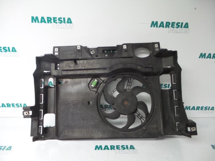 Używane Silnik wentylatora Fiat Stilo (192A/B) 1.6 16V Cena € 50,00 Procedura marży oferowane przez Maresia Parts