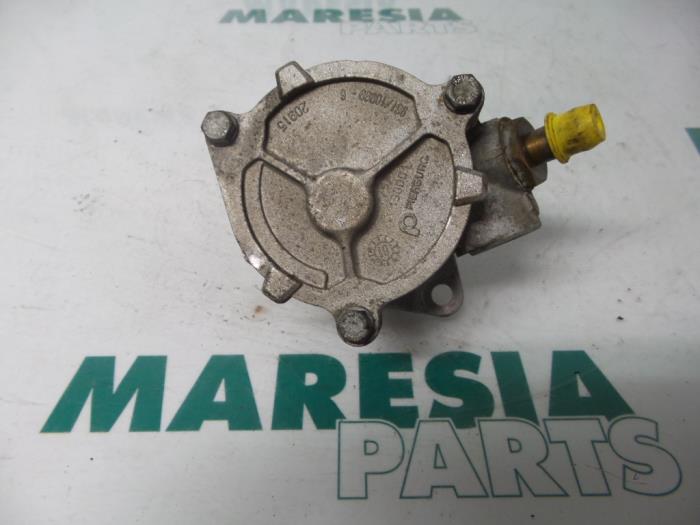 Vacuum pump (diesel) from a Fiat Strada (178/278) 1.9 D 2001