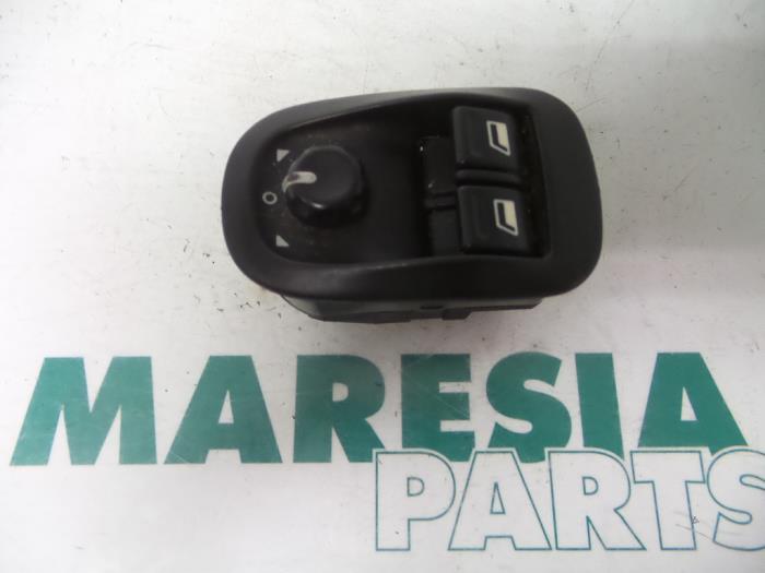 Usados Interruptor combinado de ventanillas Peugeot 206 (2A/C/H/J/S) 1.4 XR,XS,XT,Gentry Precio € 25,00 Norma de margen ofrecido por Maresia Parts