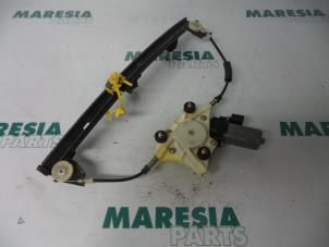 Używane Mechanizm szyby prawej przedniej wersja 4-drzwiowa Alfa Romeo 156 Sportwagon (932) 2.0 JTS 16V Cena € 35,00 Procedura marży oferowane przez Maresia Parts