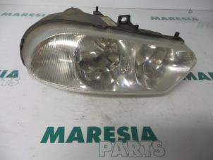 Używane Reflektor prawy Alfa Romeo 156 Sportwagon (932) 2.0 JTS 16V Cena € 35,00 Procedura marży oferowane przez Maresia Parts