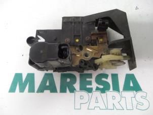 Używane Mechanizm blokady drzwi lewych przednich wersja 4-drzwiowa Alfa Romeo 156 Sportwagon (932) 2.0 JTS 16V Cena € 25,00 Procedura marży oferowane przez Maresia Parts