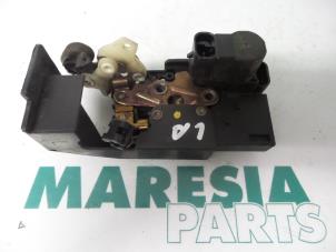Używane Mechanizm blokady drzwi lewych tylnych wersja 4-drzwiowa Alfa Romeo 156 Sportwagon (932) 2.0 JTS 16V Cena € 25,00 Procedura marży oferowane przez Maresia Parts