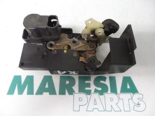 Używane Mechanizm blokady drzwi prawych tylnych wersja 4-drzwiowa Alfa Romeo 156 Sportwagon (932) 2.0 JTS 16V Cena € 25,00 Procedura marży oferowane przez Maresia Parts