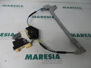 Używane Mechanizm szyby prawej przedniej wersja 4-drzwiowa Peugeot 307 Break (3E) 1.6 16V Cena € 35,00 Procedura marży oferowane przez Maresia Parts