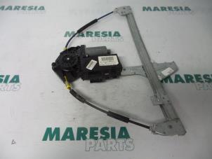 Używane Mechanizm szyby prawej przedniej wersja 4-drzwiowa Peugeot 307 Break (3E) 1.6 HDiF 110 16V Cena € 35,00 Procedura marży oferowane przez Maresia Parts