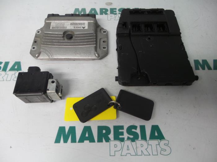 Used Engine management computer Renault Scénic II (JM) 1.6 16V Price € 324,99 Margin scheme offered by Maresia Parts