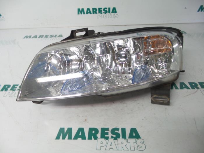 Używane Reflektor lewy Fiat Stilo (192A/B) 1.6 16V Cena € 35,00 Procedura marży oferowane przez Maresia Parts