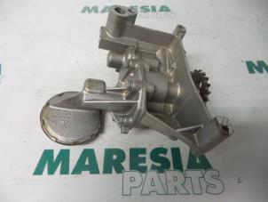 Usagé Pompe à huile Peugeot 206 CC (2D) 1.6 16V Prix € 50,00 Règlement à la marge proposé par Maresia Parts
