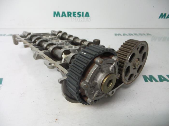 Camshaft Renault Scénic II 2.0 16V 8200095063 F4R771
