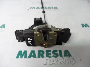 Used Door lock mechanism 4-door, front left Fiat Stilo (192A/B) 1.6 16V Price € 25,00 Margin scheme offered by Maresia Parts