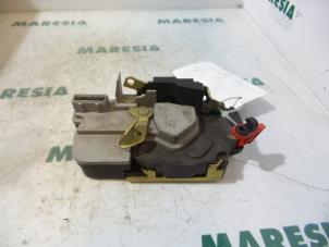 Used Rear door mechanism 4-door, right Citroen Xsara Break (N2) 1.6i 16V Price € 25,00 Margin scheme offered by Maresia Parts
