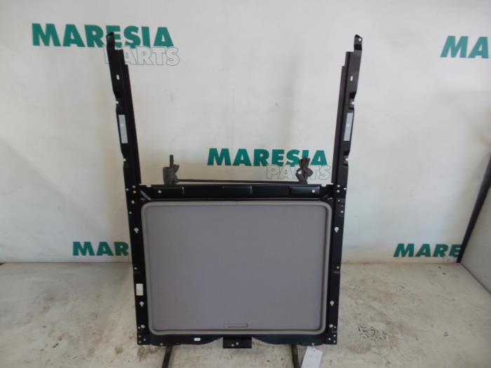 Używane Podsufitka Peugeot 206 (2A/C/H/J/S) 1.4 XR,XS,XT,Gentry Cena € 50,00 Procedura marży oferowane przez Maresia Parts