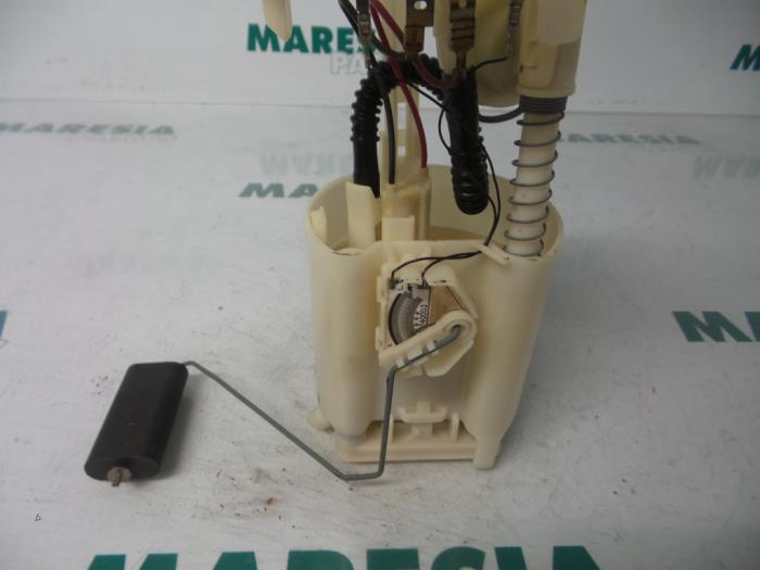 Electric fuel pump from a Peugeot 206 (2A/C/H/J/S) 1.4 XR,XS,XT,Gentry 2000