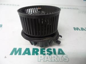 Usados Motor de ventilador de calefactor Peugeot 1007 (KM) 1.4 Precio € 25,00 Norma de margen ofrecido por Maresia Parts