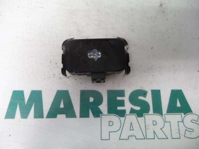 Begagnade Regnsensor Peugeot 307 SW (3H) 2.0 16V Pris € 65,00 Marginaltabell erbjuds av Maresia Parts