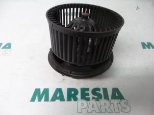 Usados Motor de ventilador de calefactor Peugeot 1007 (KM) 1.6 GTI,Gentry 16V Precio € 25,00 Norma de margen ofrecido por Maresia Parts