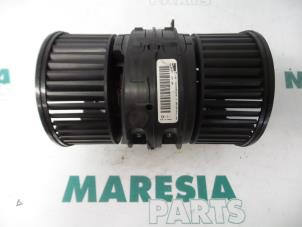 Usados Motor de ventilador de calefactor Renault Scénic III (JZ) 1.4 16V TCe 130 Precio € 50,00 Norma de margen ofrecido por Maresia Parts