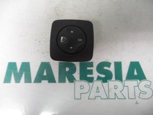 Używane Przelacznik (rózne) Renault Scénic III (JZ) 1.4 16V TCe 130 Cena € 25,00 Procedura marży oferowane przez Maresia Parts